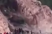 Video: Thấy lở núi không chạy mà đứng lại la hét, người phụ nữ bị chôn sống