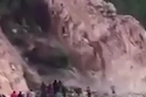 Video: Thấy lở núi không chạy mà đứng lại la hét, người phụ nữ bị chôn sống