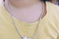 Bé trai 2 tuổi suýt chết vì thói quen đeo dây chuyền cho con