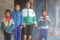 Người đàn bà nuôi 3 con nhỏ trong căn nhà lụp xụp giữa nghĩa địa