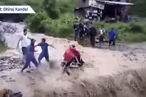 Video: Băng qua dòng lũ dữ, người đàn ông bị cuốn trôi