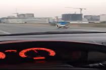 Video: Người phụ nữ điều khiển xe máy "lao như gió" trên đường vành đai 3