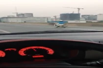 Video: Người phụ nữ điều khiển xe máy "lao như gió" trên đường vành đai 3