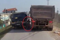 Video: Thót tim clip 2 bé gái đi xe đạp bị 'kẹp chả' giữa 2 xe tải