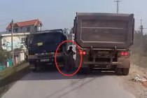 Video: Thót tim clip 2 bé gái đi xe đạp bị 'kẹp chả' giữa 2 xe tải