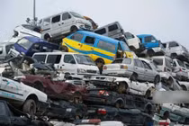 Ngợp thở ô tô cũ xếp chồng chất như nhà cao tầng