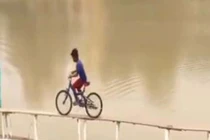 Video: Khóc thét kiểu đua xe đạp phiên bản Ấn Độ