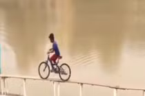 Video: Khóc thét kiểu đua xe đạp phiên bản Ấn Độ