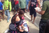 Mẹ khóc ngất khi con trai 19 tháng tuổi bỗng tử vong ngay trước mắt