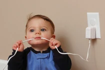 Video: Quên không rút sạc điện thoại, mẹ hại chết con gái 2 tuổi