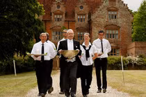 Giới siêu giàu trả lương cho giúp việc, quản gia như thế nào?