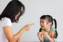 7 hành động sai lầm của cha mẹ chỉ khiến con ngày càng thêm tự ti