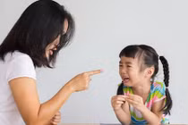 7 hành động sai lầm của cha mẹ chỉ khiến con ngày càng thêm tự ti