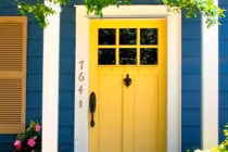 Trước cửa nhà thấy 4 thứ này gia chủ suốt ngày cãi vã