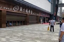 Hàng chục tỷ trang sức biến mất trước mũi bảo vệ