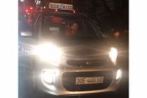 Điều bất ngờ về tài xế taxi trong cơn mưa tầm tã