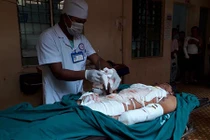 Phân bón trong chai nhựa nổ như bom, thiếu niên cụt hai bàn tay