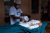 Phân bón trong chai nhựa nổ như bom, thiếu niên cụt hai bàn tay