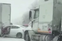 Video: Khoảnh khắc xe tải “tử thần” 18 bánh lao vào ô tô của cô gái trẻ