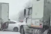 Video: Khoảnh khắc xe tải “tử thần” 18 bánh lao vào ô tô của cô gái trẻ