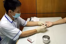 Bí mật khó tin sau chuyện cháu nội không cho ông bà xoa đầu