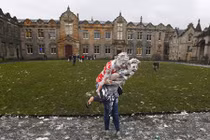 Ái nữ tỷ phú thuê cả tá "ô sin" phục vụ đời sinh viên