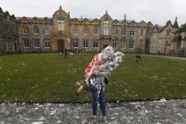 Ái nữ tỷ phú thuê cả tá "ô sin" phục vụ đời sinh viên