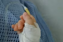 Mẹ trẻ nổi giận vì người lớn cứ thích ôm hôn con mình