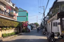 Video: Người phụ nữ cầm dao tự chế tấn công người đàn ông