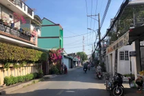 Video: Người phụ nữ cầm dao tự chế tấn công người đàn ông