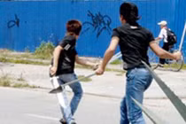 Dùng kiếm đâm thấu bụng bạn để giải quyết mâu thuẫn