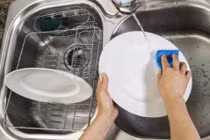 3 sai lầm nhiều người mắc khi rửa bát đũa khiến gia đình mắc bệnh