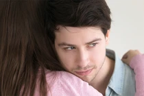 Chồng hèn "nhũn như con chi chi" trước một câu nói của kẻ thứ 3