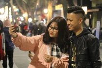 Người dân Thủ đô đổ về Hồ Gươm chờ pháo hoa giao thừa