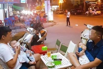 Hai ông bố bỉm sữa trông con cho vợ đi chơi được chị em khen nức nở