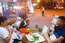 Hai ông bố bỉm sữa trông con cho vợ đi chơi được chị em khen nức nở