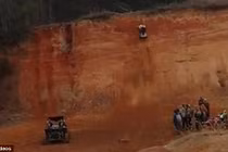 Video: Lao ngược xe lên dốc dựng đứng rồi diễn xiếc