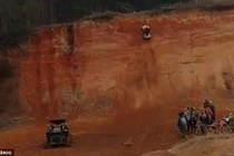 Video: Lao ngược xe lên dốc dựng đứng rồi diễn xiếc