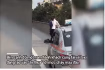 Video: Tài xế taxi và nam hành khách đánh nhau chảy máu đầu 