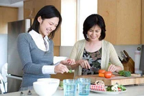 Mẹ chồng "thưởng nóng" osin trẻ 1 căn nhà, con dâu choáng váng nhập viện