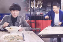 Video: Cười rung rốn: Đỉnh cao nghệ thuật “ăn chùa“