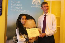 Cô giáo 9X suýt bị ám sát và hành trình đặt chân đến quốc gia thứ 15