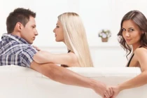 Vợ trẻ đánh ghen với bạn thân gây xôn xao cư dân mạng