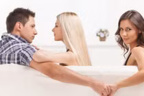 Vợ trẻ đánh ghen với bạn thân gây xôn xao cư dân mạng