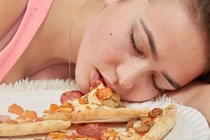 Tránh làm 7 việc nhỏ này trước và sau khi ăn sẽ giúp sống khỏe