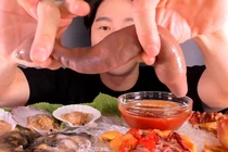 Video: Chàng trai ăn ngon lành mâm hải sản sống ngọ nguậy