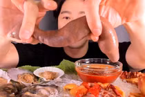 Video: Chàng trai ăn ngon lành mâm hải sản sống ngọ nguậy