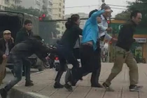 Video: Nhân viên xe buýt cầm gạch đánh tài xế xe tải