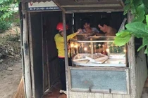 Tiệm bán vàng đơn sơ như cái lều, bất ngờ khi biết nó ở Việt Nam