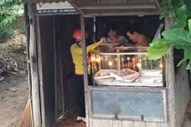 Tiệm bán vàng đơn sơ như cái lều, bất ngờ khi biết nó ở Việt Nam